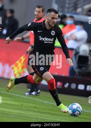 Francfort, Allemagne.16 2021 oct: Football: Bundesliga, Eintracht Frankfurt - Hertha BSC, Matchday 8 au Deutsche Bank Park.Filip Kostic de Francfort en action.Photo: Arne Dedert/dpa - NOTE IMPORTANTE: Conformément aux règlements de la DFL Deutsche Fußball Liga et/ou de la DFB Deutscher Fußball-Bund, il est interdit d'utiliser ou d'avoir utilisé des photos prises dans le stade et/ou du match sous forme de séquences et/ou de séries de photos de type vidéo.Credit: dpa Picture Alliance/Alay Live News Banque D'Images