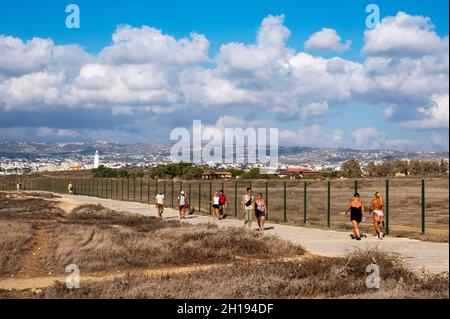 Les personnes s'exerçant le long du sentier côtier de Paphos, Kato Paphos, Chypre. Banque D'Images