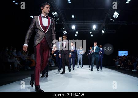 Madrid, Espagne.17 octobre 2021.Un modèle masculin marche sur la piste lors d'un défilé de mode avec une création du designer Felix Ramiro lors de la semaine de mode de mariage de Madrid 1001 à l'IFEMA à Madrid.Crédit : SOPA Images Limited/Alamy Live News Banque D'Images