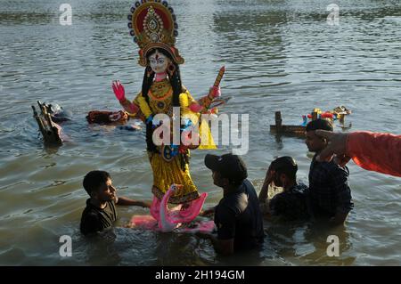 Déesse Durga rituels d'immersion à la rive de la rivière Surma à Sylhet.Bangladesh. Banque D'Images