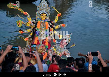 Déesse Durga rituels d'immersion à la rive de la rivière Surma à Sylhet.Bangladesh. Banque D'Images