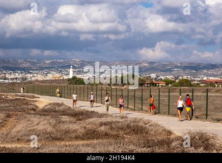 Les personnes s'exerçant le long du sentier côtier de Paphos, Kato Paphos, Chypre. Banque D'Images