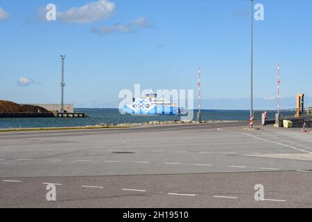 Virtsu, Estonie - 09.18.2021: Ferry bleu péage reliant l'Estonie continentale et l'île de Muhu arrivant au port de Virtsu Banque D'Images