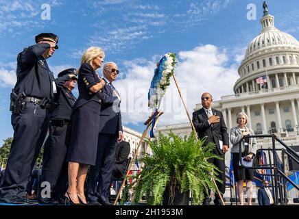 Washington, États-Unis d'Amérique.16 octobre 2021.Joe Biden, président des États-Unis, et Jill Biden, première dame, se tiennent debout lors d'une cérémonie en l'honneur des officiers de police déchus lors du 40ème service commémoratif annuel des officiers de la paix au Capitole des États-Unis le 16 octobre 2021 à Washington, D.C. Credit: Adam Schultz/White House photo/Alay Live News Banque D'Images