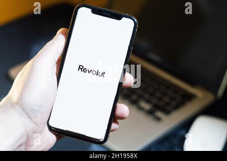 LONDRES, ROYAUME-UNI - 14 mai 2021 : une main tenant un smartphone et montrant l'application Revolut à l'écran Banque D'Images