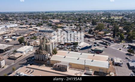 Vue aérienne de jour du cœur industriel du centre-ville de Turlock, Californie, États-Unis. Banque D'Images