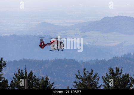 Waldkirch, Allemagne.15 octobre 2021.Un hélicoptère de sauvetage de la DRF Luftrettung vole dans les airs tandis que la Forêt-Noire est visible en arrière-plan.Pendant la formation au treuil, l'équipage de la station de Fribourg de la DRF Lufttrettung (panneau d'appel Christoph 54) pratique des opérations avec le treuil sous un hélicoptère avec le service de secours de la montagne de la Forêt-Noire.Ce treuil peut être utilisé pour sauver des patients d'un terrain impraticable ainsi que pour transporter des médecins et des ambulanciers paramédicaux vers des régions difficiles d'accès.Credit: Philipp von Ditfurth/dpa/Alay Live News Banque D'Images