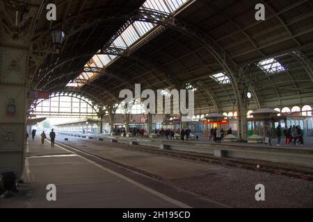 Plateforme passagers à la gare de Vitebsk à Saint-Pétersbourg. Banque D'Images
