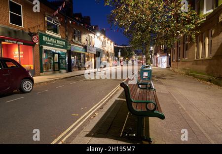 High Street la nuit à Belper, Derbyshire, Royaume-Uni Banque D'Images