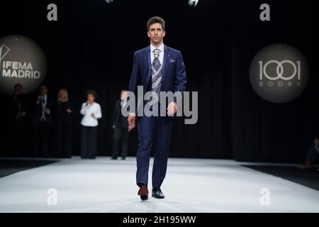 Madrid, Espagne.17 octobre 2021.Un modèle masculin marche sur la piste lors d'un défilé de mode avec une création du designer Felix Ramiro lors de la semaine de mode de mariage de Madrid 1001 à l'IFEMA à Madrid.(Photo par Atilano Garcia/SOPA Images/Sipa USA) crédit: SIPA USA/Alay Live News Banque D'Images