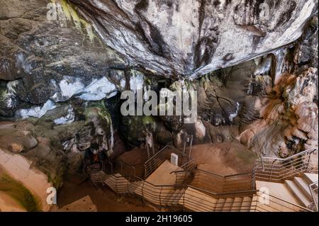 L'entrée dans la grotte d'Agios Ioannis, la plus ancienne grotte de Grèce.Grotte d'Agios Ioannis, île d'Antiparos, îles Cyclades, Grèce. Banque D'Images