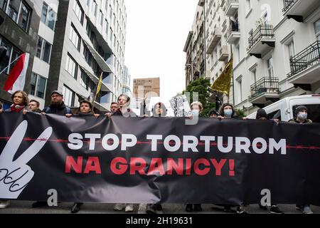 Les manifestants tiennent une bannière qui se lit comme suit : « faire des tortures à la frontière » lors d'une marche de manifestation à la frontière biélorusse. Une marche de manifestation en solidarité avec les réfugiés et les migrants sous le slogan « faire des tortures à la frontière » a été organisée à Varsovie.Les manifestants exigent une fin immédiate des actions de rappel : le transport des étrangers qui sont arrivés sur le territoire de la Pologne, le retour à la frontière orientale et les poussent au Bélarus, ainsi que l'octroi de l'asile et de l'assistance appropriée aux migrants qui traversent la frontière biélorusse-Pologne.(Photo par Attila Husejnow/SOPA Images/Sipa USA) Banque D'Images