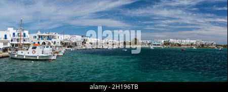 Vue panoramique sur le front de mer de la ville d'Antiparos.Antiparos, Cyclades, Grèce. Banque D'Images