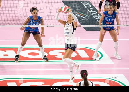 Pala Igor Gorgonzola, Novara, Italie, 17 octobre 2021,Passe-main de Marta Bechis (VBC Trasporti Pesanti Casalmaggiore) pendant Igor Gorgonzola Novara vs VBC ePiu Casalmaggiore - Volleyball Italien Serie A1 femmes Match crédit: Live Media Publishing Group/Alay Live News Banque D'Images