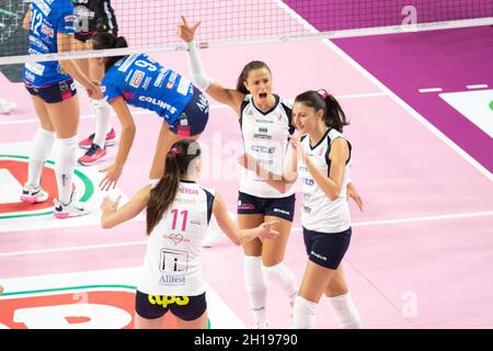 Pala Igor Gorgonzola, Novara, Italie, 17 octobre 2021,Exultation de Marta Bechis et Marina Zambelli (VBC Trasporti Pesanti Casalmaggiore) pendant Igor Gorgonzola Novara vs VBC ePiu Casalmaggiore - Volleyball Italien Serie A1 femmes Match crédit: Live Media Publishing Group/Alay Live News Banque D'Images