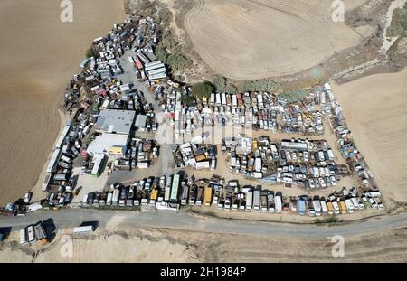 Vue de dessus d'un drone aérien sur les épaves de voitures détruites par des tirs de voitures. Banque D'Images