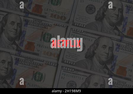 Tachkent, Ouzbékistan - 13 octobre 2021 : logo NETFLIX sur une pile de billets en dollars américains.Symbole du paiement de l'abonnement pour l'utilisation des services HBO Max Banque D'Images