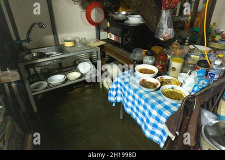 Bangkok, Thaïlande.17 octobre 2021.Une cuisine submergée dans l'une des maisons de la communauté Santichon Songkroh.communauté Santichon Songkroh, une petite communauté le long du canal de Bangkok Noi fait maintenant face à des inondations quotidiennes influencées par les fuites de murs d'eau et les fortes précipitations de la tempête tropicale Kompasu.Crédit : SOPA Images Limited/Alamy Live News Banque D'Images