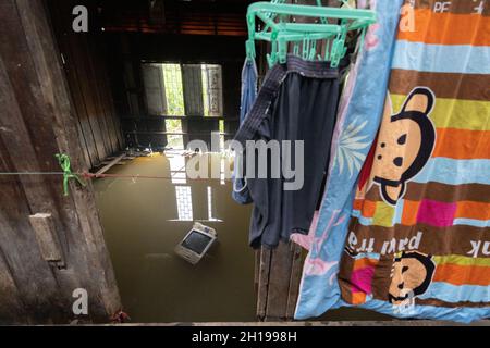 Bangkok, Thaïlande.17 octobre 2021.Une salle submergée est vue après de fortes inondations.la communauté de Santichon Songkroh, une petite communauté le long du canal de Bangkok Noi, est maintenant confrontée à des inondations quotidiennes provoquées par des fuites de murs d'eau et de fortes précipitations de la tempête tropicale Kompasu.Crédit : SOPA Images Limited/Alamy Live News Banque D'Images