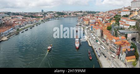 Porto Portugal, vieille ville historique, quartier de Ribeira le long de la rivière Douro, Gaia sur la rive gauche, dans le centre de Porto, Portugal. Banque D'Images