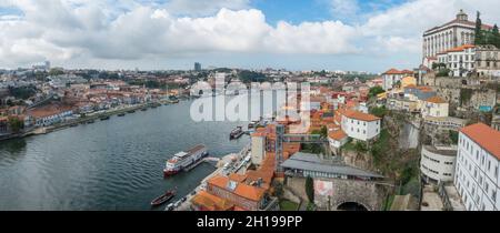 Porto Portugal, vieille ville historique, quartier de Ribeira le long de la rivière Douro, Gaia sur la rive gauche, dans le centre de Porto, Portugal. Banque D'Images