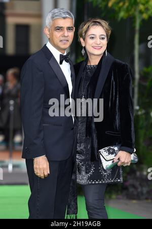 Londres, Royaume-Uni.17 octobre 2021.17 octobre 2021, Londres, Royaume-Uni Sadiq Khan et sa femme Saadiya Khan arrivent à la cérémonie de remise des prix Earthshot, au Palais Alexandra.Crédit : Doug Peters/Alamy Live News Banque D'Images