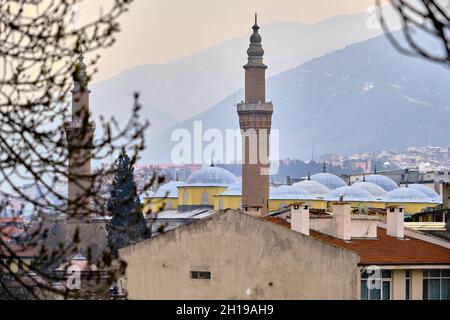 Photo prise du district de tophane à travers la grande mosquée (ulu camii) construite par l'empire de pouf et avec la montagne ulu (uludag) Banque D'Images