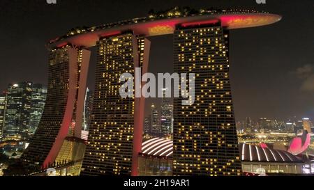 Vue de nuit sur les gratte-ciel de Singapour survolant l'hôtel Marina Bay Sands.Prise de vue.Vue aérienne sur les gratte-ciel de Singapour la nuit. Banque D'Images