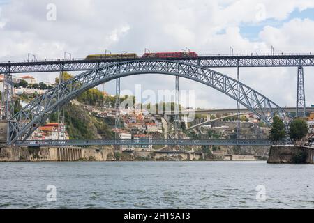 Le métro traversant le fleuve Douro sur le pont Luís i de Porto à Vila Nova de Gaia, Portugal. Banque D'Images