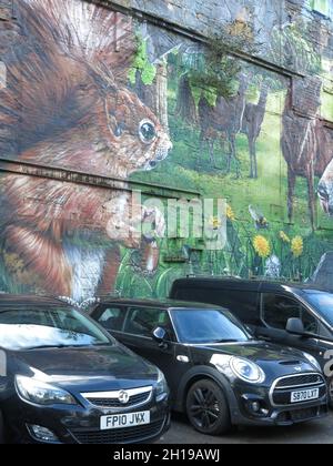 Grand écureuil et autres animaux sauvages peints sur le mur du toit donnant sur le parking d'Ingram Street, sur le sentier mural dans le centre-ville de Glasgow. Banque D'Images