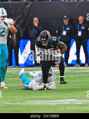 Miami Dolphins middle linebacker Elandon Roberts (52) is shown during an NFL  football game against the Tennessee Titans, Sunday, Jan. 2, 2022, in  Nashville, Tenn. (AP Photo/John Amis Stock Photo - Alamy