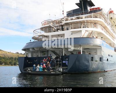 Le navire de croisière MS Island Sky est amarré dans le Saint Loch et utilise des bateaux de zodiaque pour transférer les passagers à terre. Banque D'Images