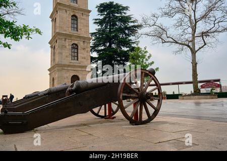 District de Tophane pendant les jours de pluie dans et ancienne tour de montre avec ciel couvert et nuageux fond Banque D'Images