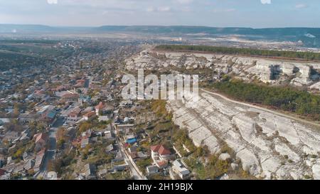 Ville entourée par les collines rocheuses.Vue aérienne du magnifique paysage urbain près des montagnes Banque D'Images