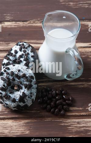 pot à lait avec divers beignets Banque D'Images