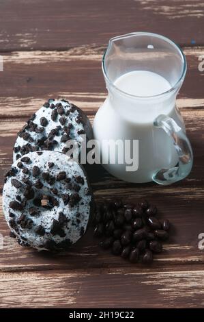 pot à lait avec divers beignets Banque D'Images