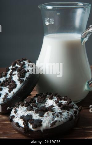 pot à lait avec divers beignets Banque D'Images