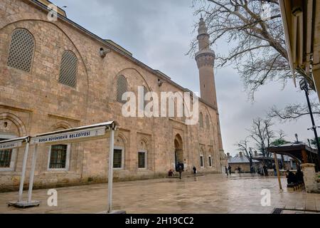 Grande mosquée (ulu camii) établie par le début de l'empire pouf. mosquée et son magnifique minaret sous d'énormes nuages et couvert Banque D'Images