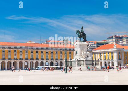 Lisbonne, Portugal - 12 août 2017 : vue sur la place du commerce par une journée ensoleillée avec les touristes à pied près de la statue du roi José I, par Machado de Castro construit Banque D'Images