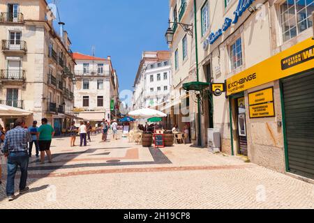 Lisbonne, Portugal - 13 août 2017 : vue sur la rue de Lisbonne par une journée ensoleillée, les gens marchent dans la rue Banque D'Images