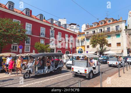 Lisbonne, Portugal - 13 août 2017 : vue sur la rue de Lisbonne avec taxis Tuk Tuk par temps ensoleillé.Les gens ordinaires marchent dans la rue Banque D'Images