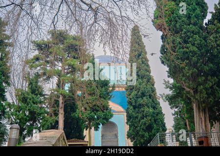 Tombeau vert (Yesil Turbe) avec poterie iznik (cini) ou mur de tombeau recouvert de tuiles. Porte de la tombe derrière les arbres et les escaliers établis par le stade précoce Banque D'Images