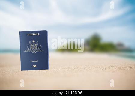 Passeport australien sur la plage de sable, espace pour écrire Banque D'Images