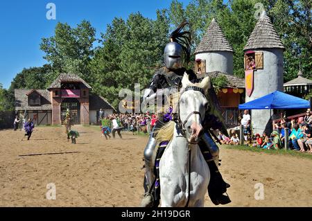 KANSAS CITY, ÉTATS-UNIS - 24 septembre 2021 : le chevalier sur le cheval se prépare à se dispuer pour le festival de la Renaissance à Kansas City Banque D'Images