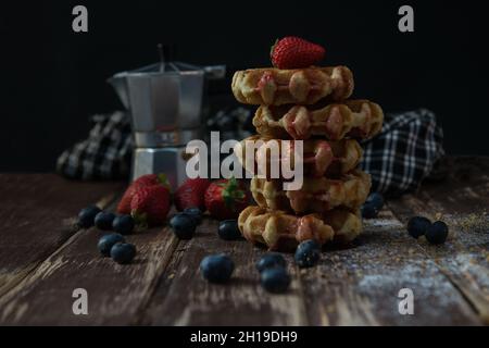 cafetière avec gaufres et sirop Banque D'Images