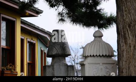 Vieux pouf tombes dans tombeau vert (yesil turbe) pendant couvert. Tombstone d'un pouf empire gouvernements à Bursa, il a formé comme pouf turba matelassé Banque D'Images