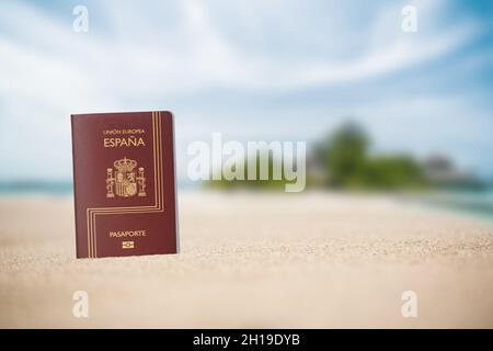 Les passeports espagnols sont délivrés aux citoyens espagnols pour voyager en dehors de l'Espagne citoyen de l'Union européenne, sur la plage de sable Banque D'Images