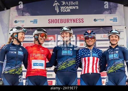 Nina Kessler, Lauren Stephens et les pilotes de l'équipe TIBCO se préparant à la quatrième étape de la course cycliste AJ Bell Women's Tour, à partir de Shoeburyness Banque D'Images