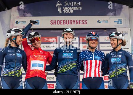 Nina Kessler, Abi Smith, Lauren Stephens et l'équipe TIBCO se préparent à la quatrième étape de la course cycliste AJ Bell Women's Tour, à partir de Shoeburyness Banque D'Images