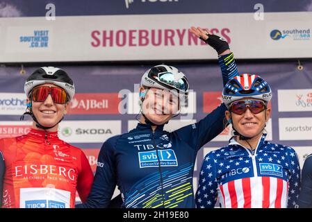 Nina Kessler, Abi Smith, Lauren Stephens de l'équipe TIBCO se préparant à la quatrième étape de la course cycliste AJ Bell Women's Tour, à partir de Shoeburyness Banque D'Images